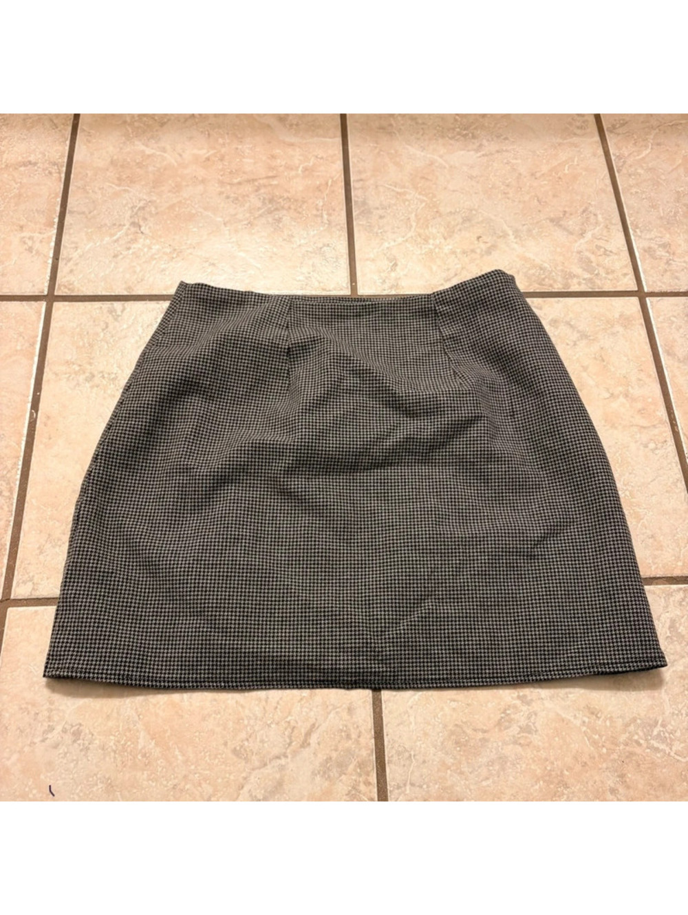Old Navy Gray and Black Houndstooth Mini skirt with slit
